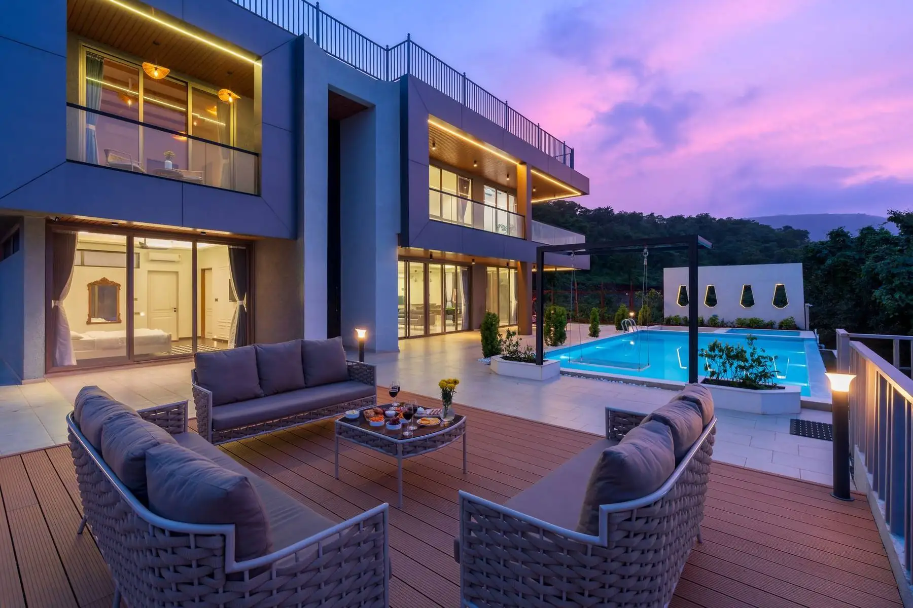 Havuzlu modern villa akşam görünümü